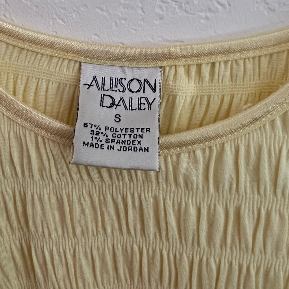 SOLD💛Vintage cropped smocked tee - Picture 4 of 4